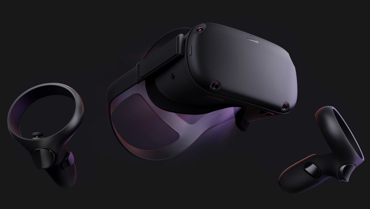 Una gafas de realidad virtual Oculus Quest en primer plano junto a un par de mandos complementarios.