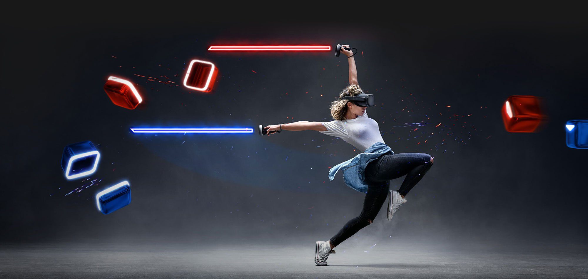Una chica con ropa casual,unas gafas de realidad virtual Oculus Quest y un par de mandos que se muestran como espadas láser, cortando cubos voladores rojos y azules.